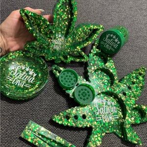 Sparkly green glitter tabacco roll tray